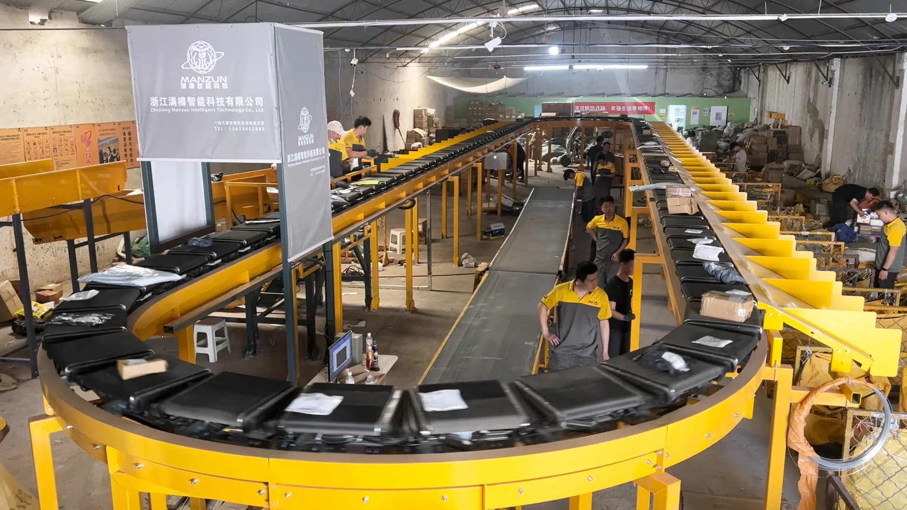 Compact loop parcel sorting line in a manufacturing workshop
